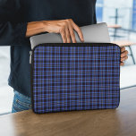 Donk Blue Scottish Tartan Laptop Sleeve<br><div class="desc">Een laptop met een modern patroon in donkerblauw met zwarte en witte accenten.</div>