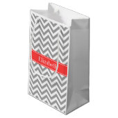 Donk Gray Lg Chevron Coral Red Name Monogram Klein Cadeauzakje (Achterkant Gekanteld)