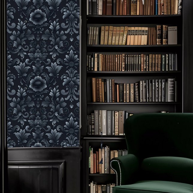 Donker Academia Donkerblauw Decoratief Fleur Behang (Dark Academia Dark Blue Decorative Fleur Wallpaper in a library.)