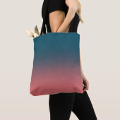 Donker Blauwgroen en helder koraal roze verloop Tote Bag (Dichtbij)