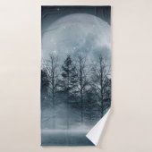 Donker bos. Grote donkere scène met bomen, grote m Badhanddoek (Badhanddoek)