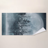 Donker bos. Grote donkere scène met bomen, grote m Badhanddoek (Badhanddoek)