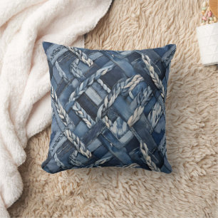 Donker distressed denim patchwork en vlechten kussen