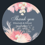 Donker Dusty Blue Orchid Wedding Dank je Sticker<br><div class="desc">Deze donkere,  stoffige blauwe en roze tropische trouwronde sticker is voorzien van witte orchideeën,  pamapgras en roze gedroogde ventilatorpalmbladeren. Ideaal voor een buitenzomerbruiloft. Vind overeenkomende objecten in het Collectie Tropisch orchidee en Verfpalm-leuren bruiloft.</div>