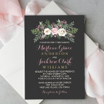Donker en Moody Roos Roze Floral Boho Wedding Kaart<br><div class="desc">Onze boho floral bruiloft-uitnodiging bevat een roodbruin roemeense rozen, pony's en anemonbloemen, groene en rustige bohemiaanse vederaccenten in rijke tinten van stoffig roos, bruin roze, chassis, roomwit, mos groen, grijs en goud op een donkergrijs/zwarte achtergrondkleur. Een dramatisch en droomkleurensysteem voor je herfst of winterbruiloft. Pas de prachtige aangepaste tekst aan...</div>
