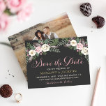 Donker en Moody Roos Roze Floral Boho Wedding Save The Date<br><div class="desc">Onze boho floral bruiloft foto, met de datumkaarten, is voorzien van een roemeense roodflorale opstelling van romantische rozen, pony's en anemonbloemen, groene en rustige bohemiaanse vederaccenten in rijke tinten van stoffig roos, bruin roze, chassis, roomwit, mos groen, grijs en goud op een donkergrijs/zwarte achtergrond. Een dramatisch en droomkleurensysteem voor je...</div>