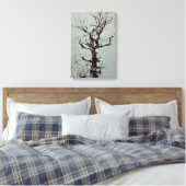 Donker gedraaide verweerde boom op Blue Lake Canvas Afdruk (Insitu (Slaapkamer))