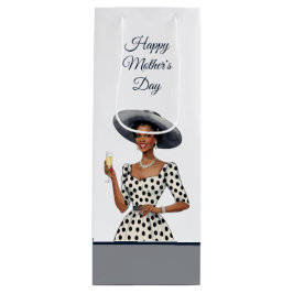 Donker getinte dame in  jurken geschenktas wijn cadeautas