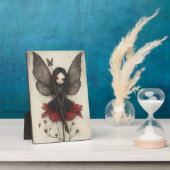 donker gezicht zittend op een rode bloem fotoplaat (Zijkant)