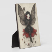 donker gezicht zittend op een rode bloem fotoplaat (Zijkant)