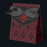 Donker Gotisch Roos Bedankdoosjes<br><div class="desc">Het ontwerp is voorzien van rode en zwarte damast en een rood,  bloederig roos. Het is perfect voor koppels die op zoek zijn naar een onconventionele en unieke gotische bruiloft.</div>