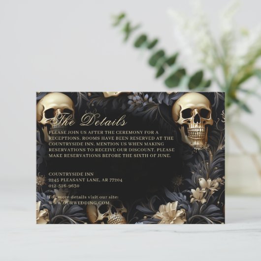 Donker Gotische Gouden Schedels & Bloemen Bruiloft Informatiekaartje (Staand voorkant)