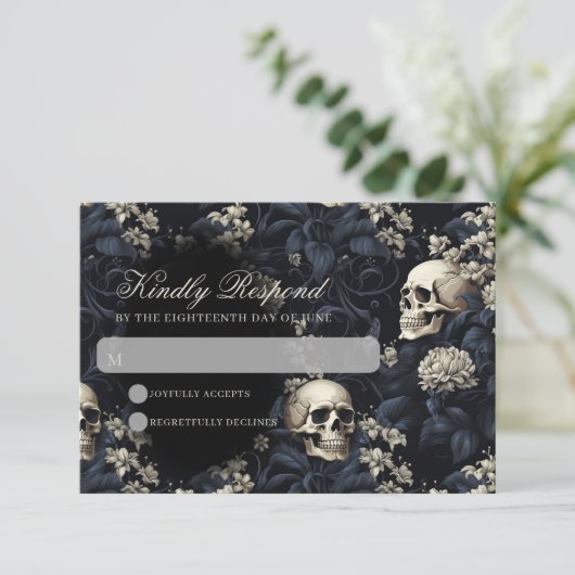 Donker Gotische Moody Skulls & Bloemen Bruiloft RSVP Kaartje (Staand voorkant)