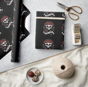 Donker Grafisch: Gotische Schedel met Rode Rozen Cadeaupapier