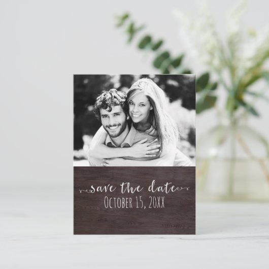 Donker hout SAVE DE DATUM Rustieke bruiloft foto Aankondigingskaart (Staand voorkant)