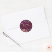 Donker humeurige bordeaux & blos bloemenbruiloft ronde sticker (Envelop)