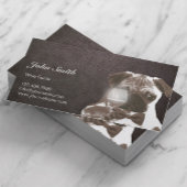 Donker leder bij het testen van wijn Sir Pug Visitekaartje