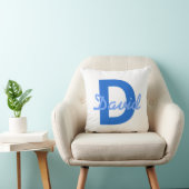 Donker & Lichtblauw Witte Bewerkbare Naam Monogram Kussen (Stoel)