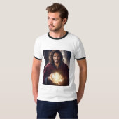 Donker medium haar, franse sik, glimlach, T-shirt (Voorkant volledig)