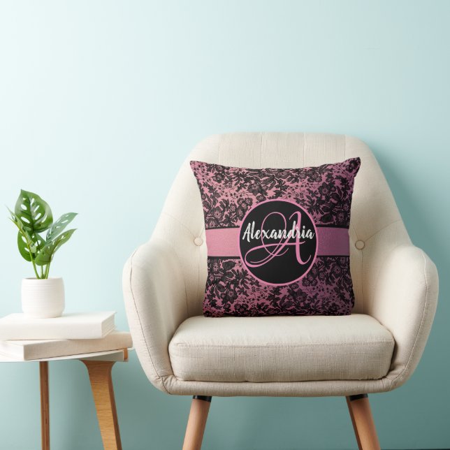 Donker Moody Bloemen op Roze Monogram Kussen (Stoel)