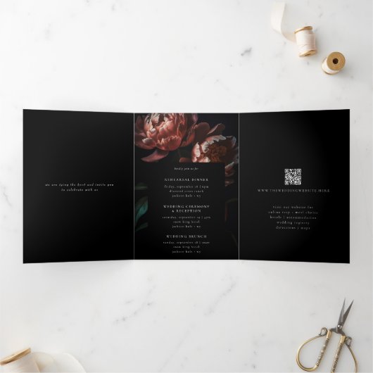 Donker Moody Romantische Gotische Bloemen Bruiloft Drieluik Uitnodiging (Binnen)