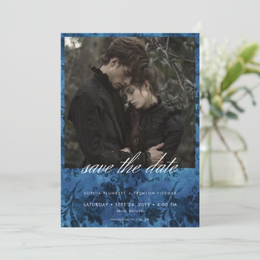 Donker Moody Zwart & Blauw Damast Foto Bruiloft Save The Date (Staand voorkant)
