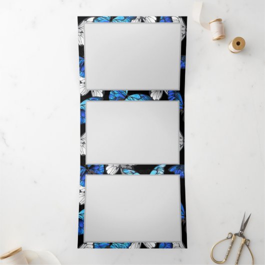 Donker naadloos patroon met blauwe vlinders Morpho Drieluik Uitnodiging (Binnen)