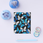 Donker naadloos patroon met blauwe vlinders Morpho Flyer (Enkel)