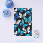 Donker naadloos patroon met blauwe vlinders Morpho Flyer (Enkel)