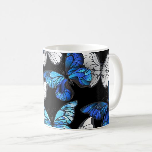 Donker naadloos patroon met blauwe vlinders Morpho Koffiemok (Voorkant rechts)