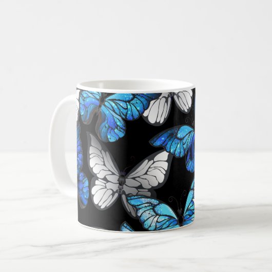 Donker naadloos patroon met blauwe vlinders Morpho Koffiemok (Voorkant links)