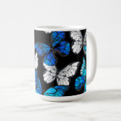 Donker naadloos patroon met blauwe vlinders Morpho Koffiemok (Voorkant rechts)