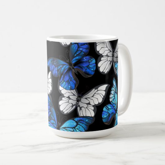 Donker naadloos patroon met blauwe vlinders Morpho Koffiemok (Voorkant rechts)