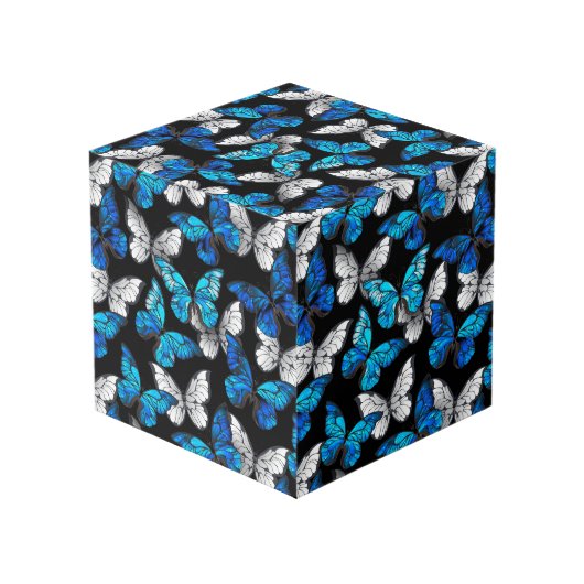 Donker naadloos patroon met blauwe vlinders Morpho Kubus (Achter hoekig)