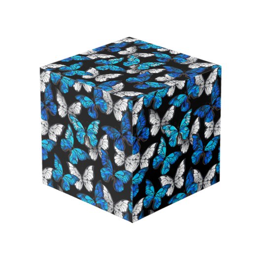 Donker naadloos patroon met blauwe vlinders Morpho Kubus (Voorkant hoekig)