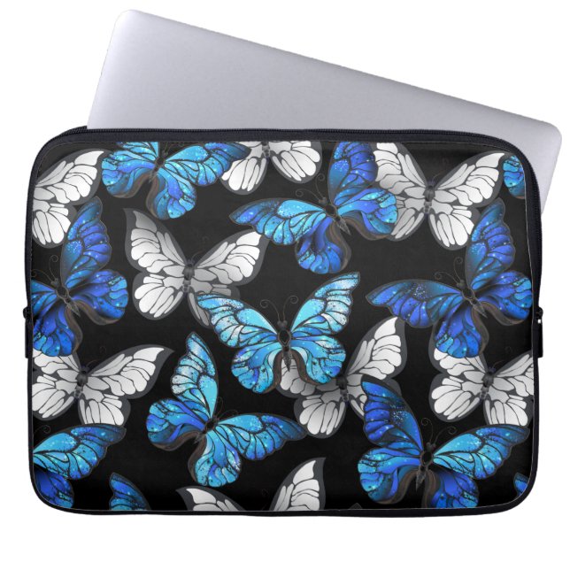 Donker naadloos patroon met blauwe vlinders Morpho Laptop Sleeve (Voorkant)