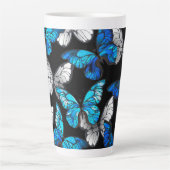 Donker naadloos patroon met blauwe vlinders Morpho Latte Mok (Voorkant)