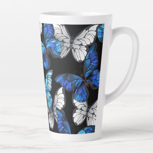 Donker naadloos patroon met blauwe vlinders Morpho Latte Mok (Rechts)