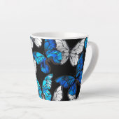 Donker naadloos patroon met blauwe vlinders Morpho Latte Mok (Rechterhoek)
