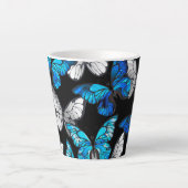 Donker naadloos patroon met blauwe vlinders Morpho Latte Mok (Voorkant)