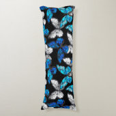 Donker naadloos patroon met blauwe vlinders Morpho Lichaamskussen (Voorkant Verticaal)