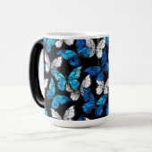 Donker naadloos patroon met blauwe vlinders Morpho Magische Mok (Voorkant links)