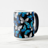 Donker naadloos patroon met blauwe vlinders Morpho Magische Mok (Voorkant rechts)