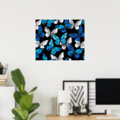 Donker naadloos patroon met blauwe vlinders Morpho Poster (Thuiskantoor)