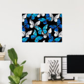 Donker naadloos patroon met blauwe vlinders Morpho Poster (Thuiskantoor)