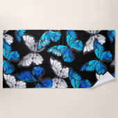 Donker naadloos patroon met blauwe vlinders Morpho Strandlaken (Voorkant)