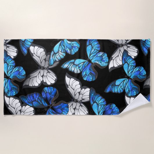 Donker naadloos patroon met blauwe vlinders Morpho Strandlaken (Voorkant)