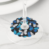 Donker naadloos patroon met blauwe vlinders Morpho Wijnglaslabel (Dichtbij)