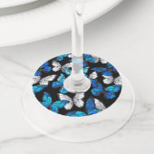 Donker naadloos patroon met blauwe vlinders Morpho Wijnglaslabel (Dichtbij)