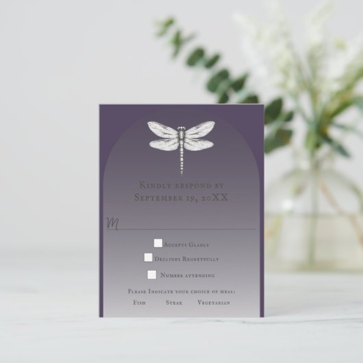 Donker Paarse Dragonfly Wedding RSVP Kaartje (Staand voorkant)